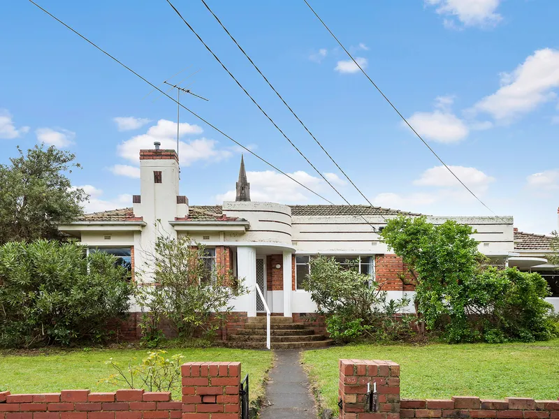 Art Deco Family Home in famed Middle Crescent precinct