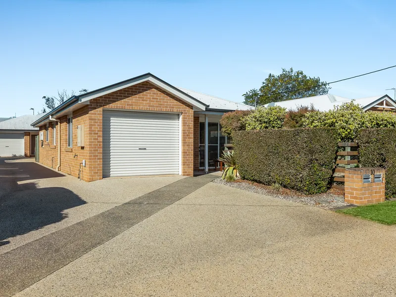 FULLY FURNISHED. Flexible Lease Term***. Fantastic Home on the fringe of the CBD - combining convenient lifestyle with modern decor.