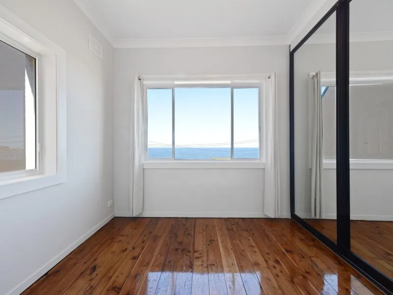 Sun-Filled Top Floor Apartment with Panoramic Ocean Views
