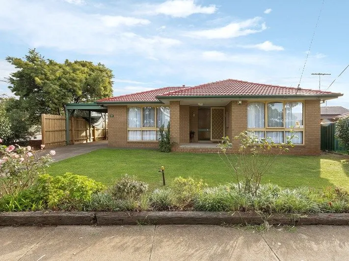 Family home with all bells & whistles in central Werribee !