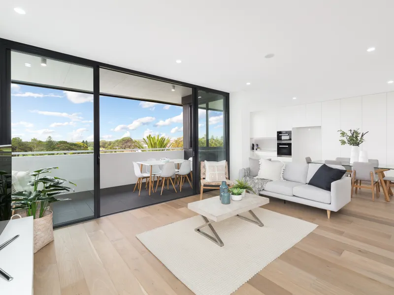 HORIZON - Top Floor Apartment with Golf Course Views 