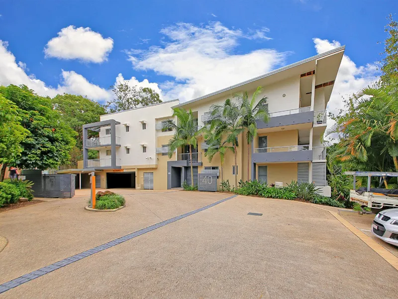 Luxurious Living - SPACIOUS MODERN HOME ! Stylish & Comfortable - Close to School and City !