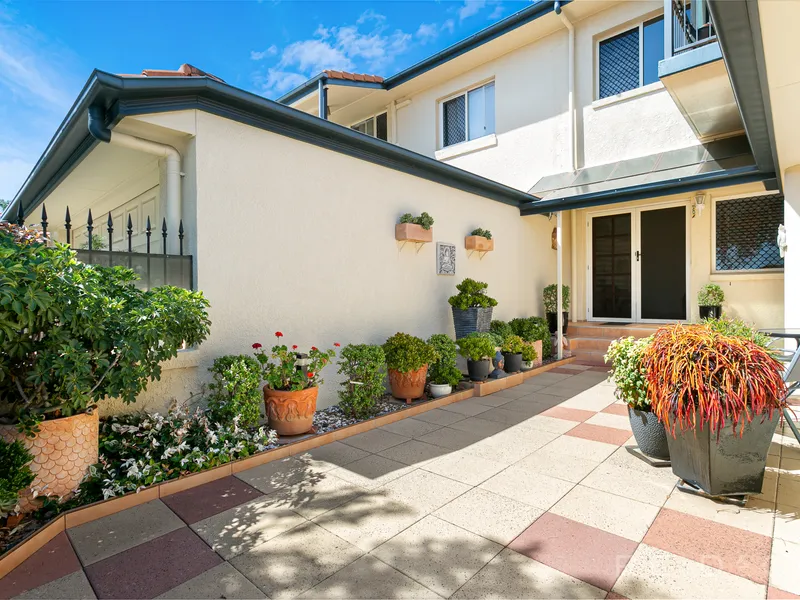 North Facing Townhouse - Water at the end of the Street