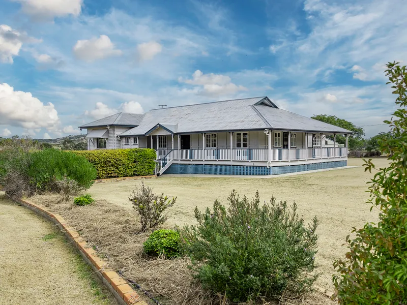 QUEENSLAND HOMESTEAD AND MODERN COTTAGE ON ACREAGE