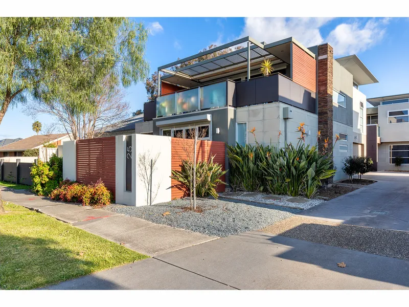 CENTRAL WODONGA | STYLISH TOWNHOUSE IN THE CITY HEART