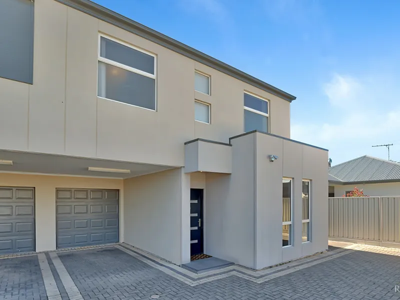 Sophistication in Seacombe Gardens - Under Contract