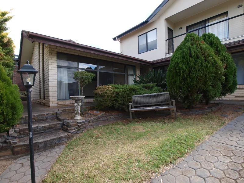 5 Bedrooms - Pool & Spa