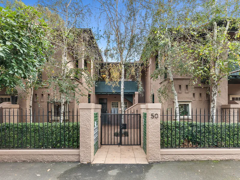 Brilliant Bayside Lifestyle, Blissful Deco Delight