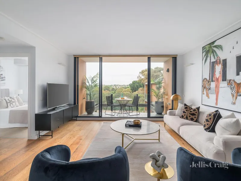 River views, stylish living & alfresco entertaining