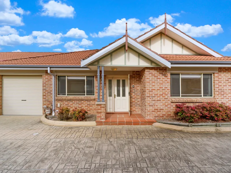 DELIGHTFULL SINGLE LEVEL VILLA | EXCLUSIVE HILLTOP LOCALE!