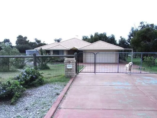 COUNTRY LIVING ON EDGE OF SUBURBIA