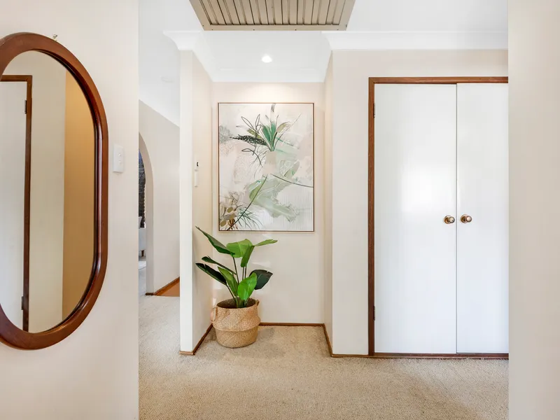 HUGE FAMILY HOME IN LEAFY SURROUNDS