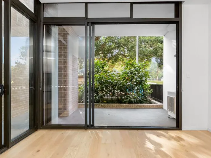 STYLISH GROUND FLOOR 1 BEDROOM APARTMENT ACROSS FROM THE PARK!