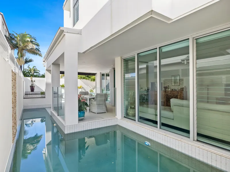 Immaculate coastal themed home with swimming pool