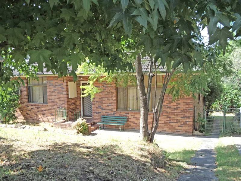 Recently renovated 3BR Brick House, AC, 2 toilets, 2 huge living areas!