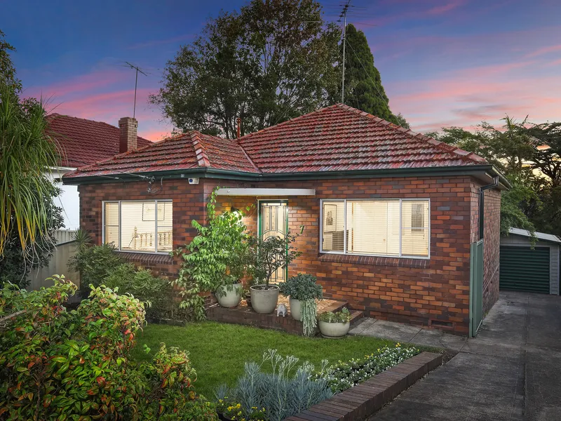 Classic Bungalow With A Tranquil Garden Oasis