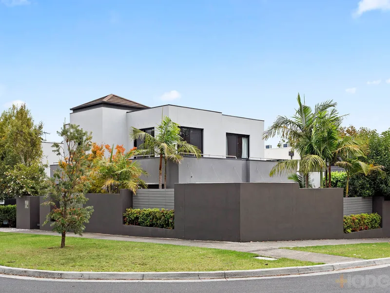 SLEEK & STYLISH ENTERTAINER