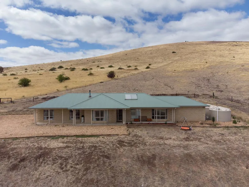 Impressive sandstone Bryan and Petersen 28.24 squares homestead on 10.576 acres 1 3/4 hours to Melbourne