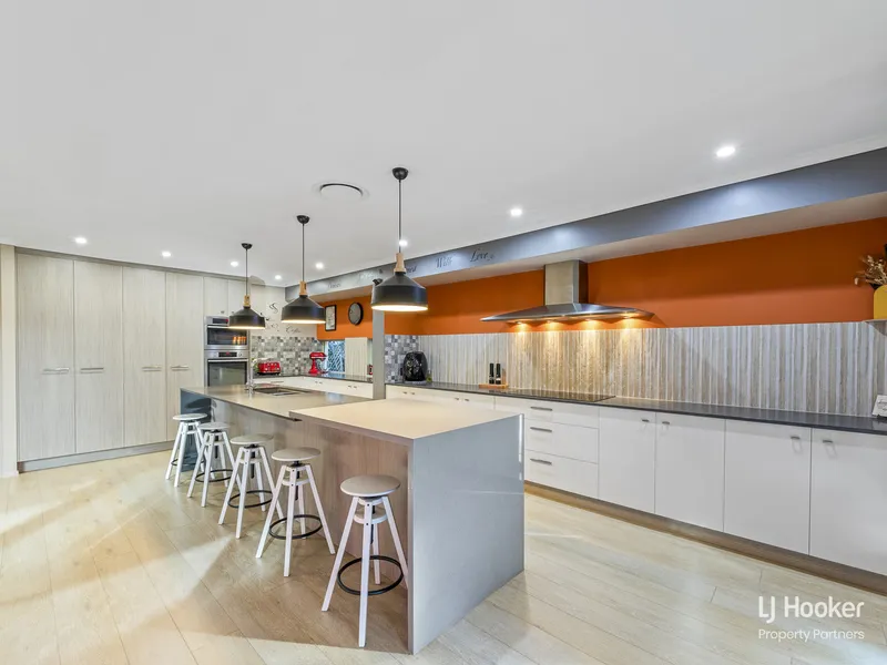 LET ME ENTERTAIN YOU! SUPER-SIZED HOME WITH POOL IN STRETTON STATE COLLEGE CATCHMENT