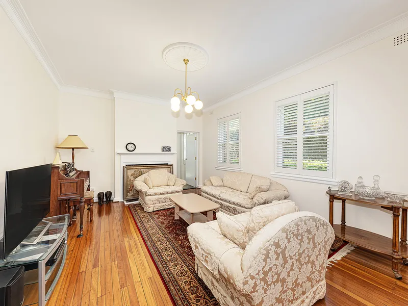 Beautifully Maintained Two Bedroom Unit in Heart of Lindfield