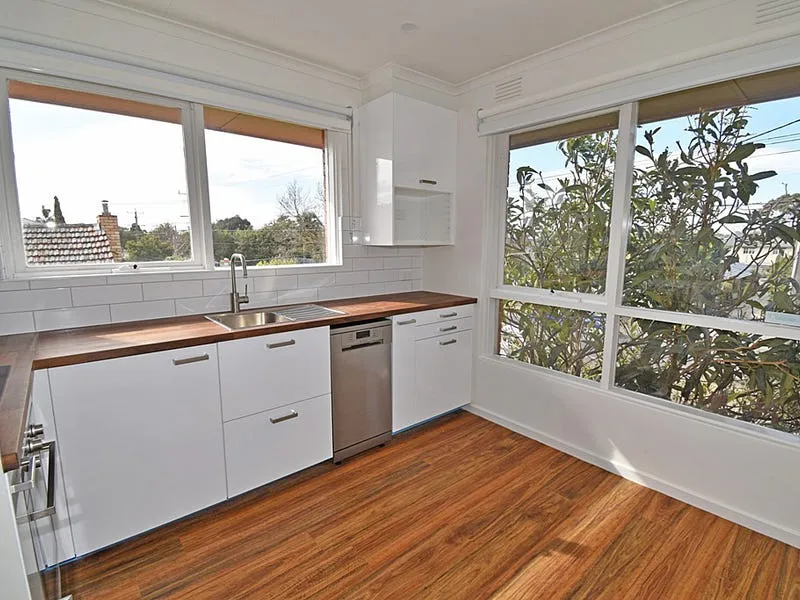 2 BEDROOM APARTMENT WITH PLENTY OF NATURAL LIGHT AND SPACE