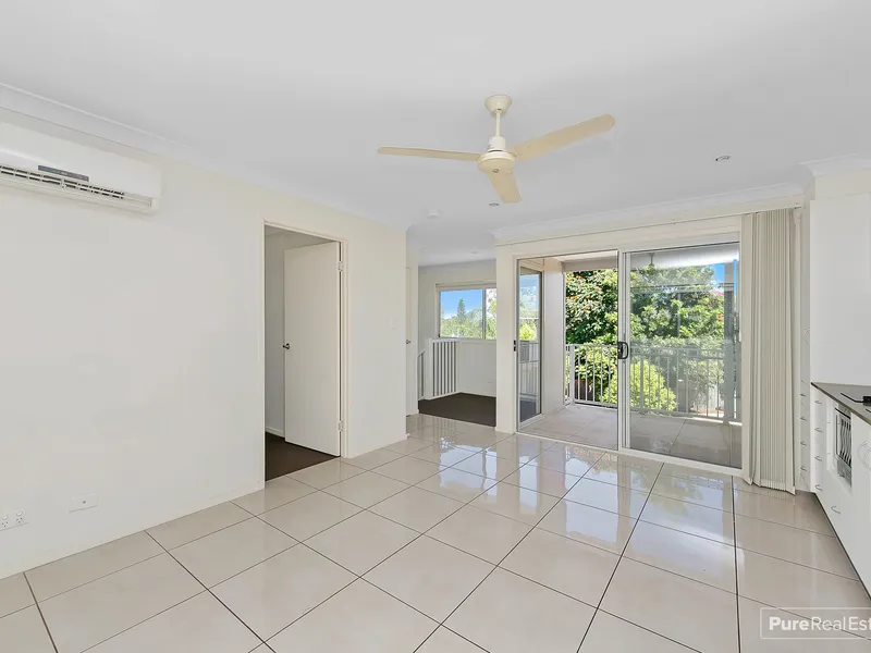 Fresh & Modern Townhouse in Lawnton