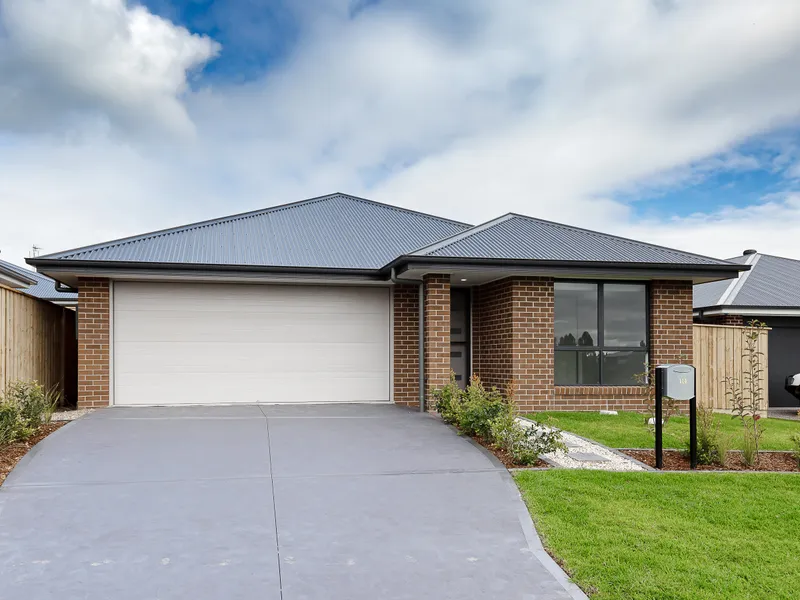 Near new home, 114 Meya Crescent, Fletcher
