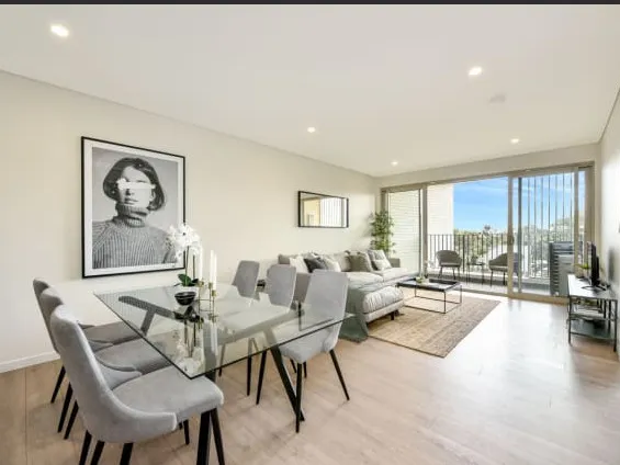 NOT TO BE MISSED! 3 Bedroom apartment with self contained Master bedroom