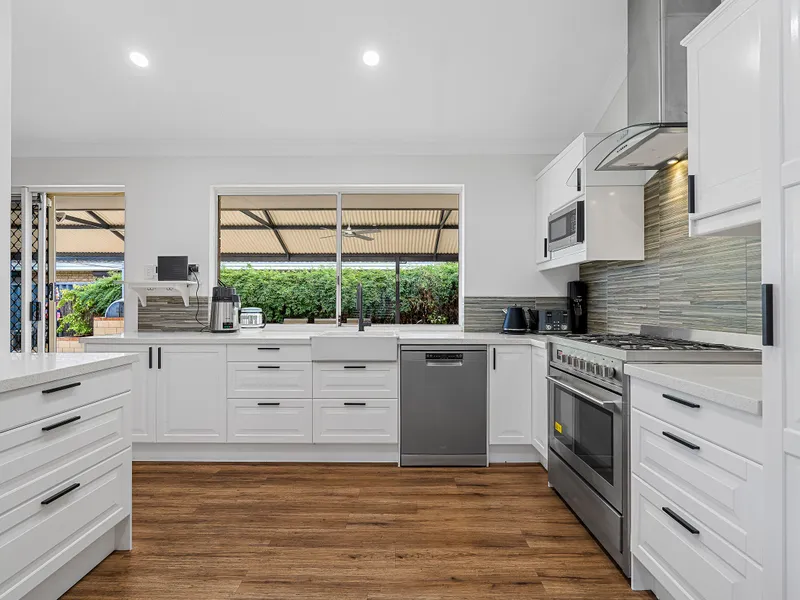 SAFETY BAY FAMILY HOME WITH POOL 716m2 4x2