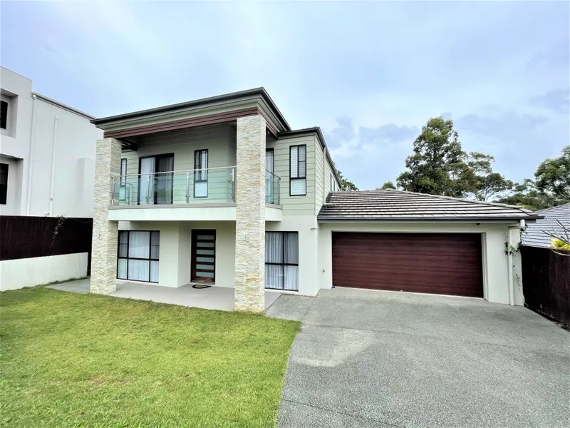 HUGE EXECUTIVE STYLE WITH 4 BEDS, STUDY, 3 LIVING AREAS