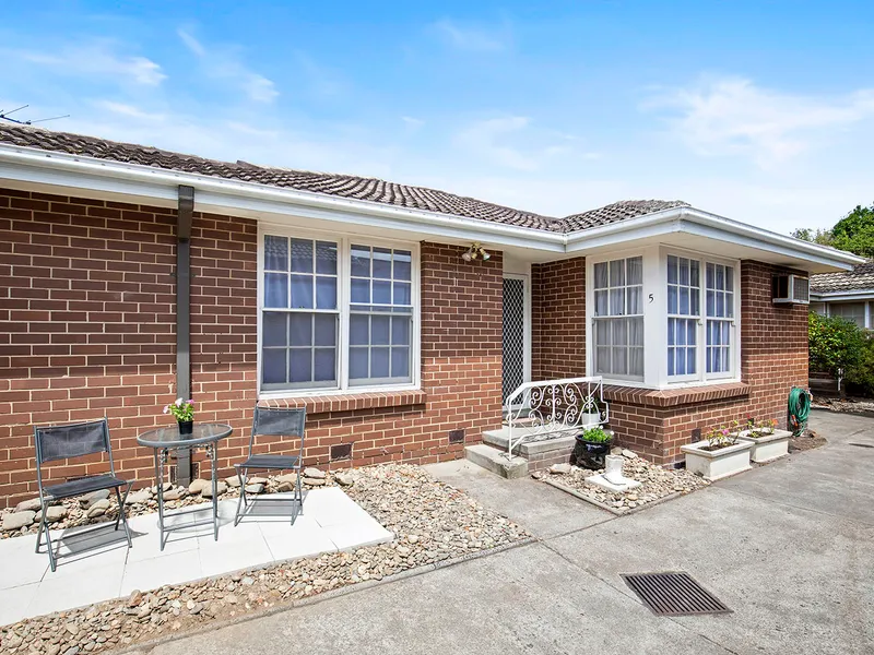 SPACIOUS, IMMACULATE, SINGLE LEVEL 2 BEDROOM UNIT