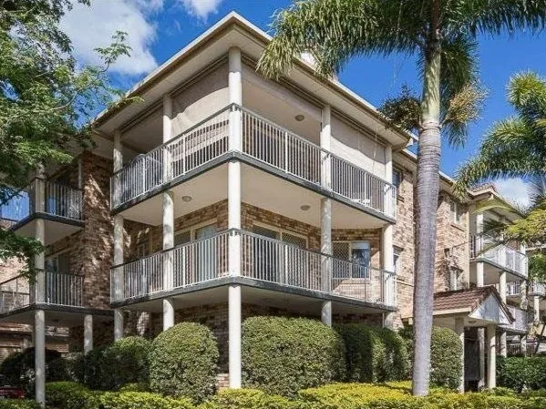 2 BEDDER IN THE HEART OF NEW FARM!