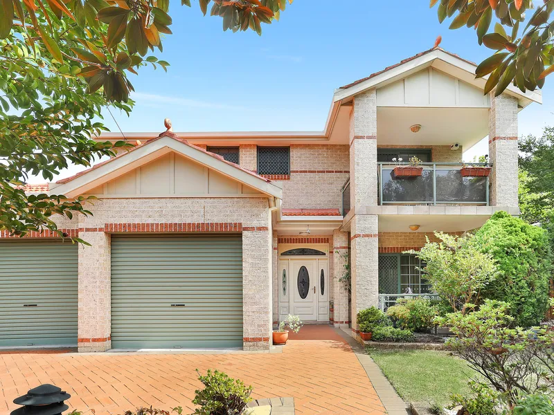 AN IMPRESSIVE FAMILY PROPERTY, PRIME GOLDEN MILE POSITION
