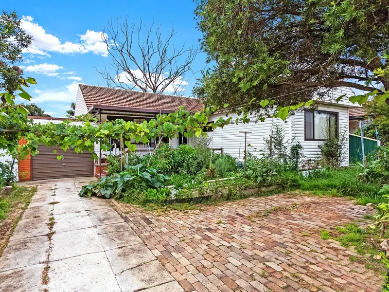 House On Subdividable 676 sqm With DA Approval