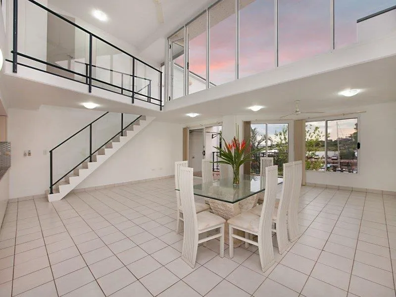 Unique Three Bedroom Town House with Ocean and City Views - Minuets from CBD