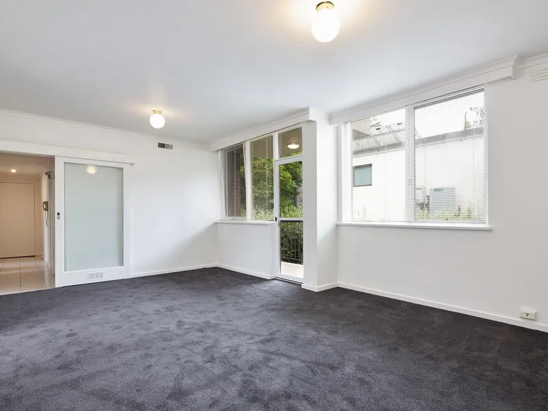 Large Apartment situated in well sought after Broadway, Elwood 
