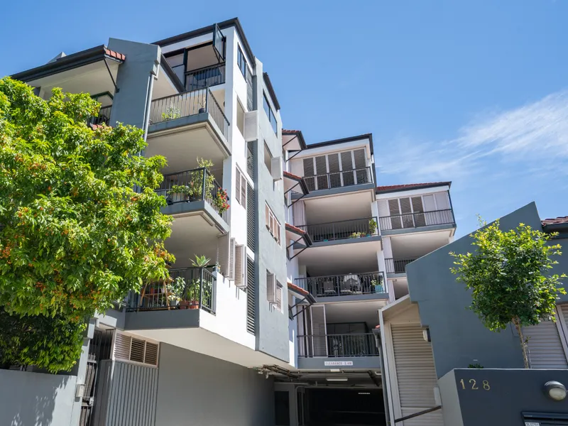 Spacious Apartment and Opposite New Farm Park!!
