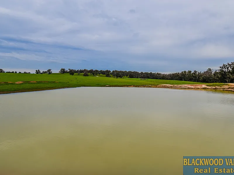 STUNNING COUNTRY ACREAGE!!