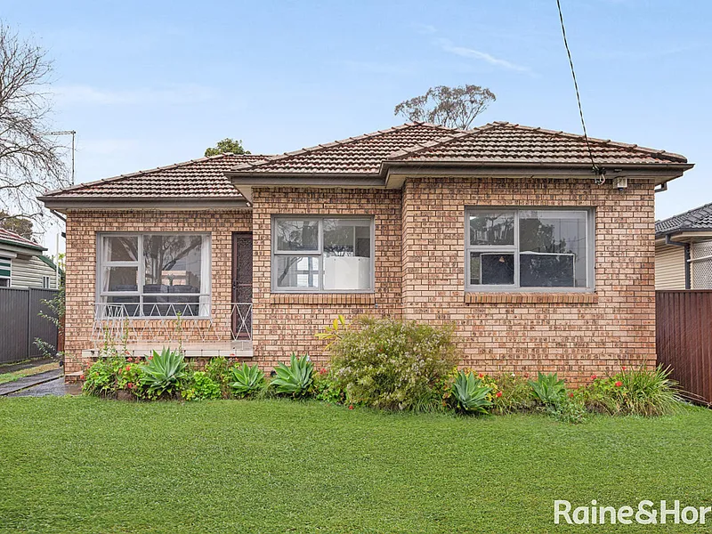 Beautiful 3 Bedroom Home, Close to Public School and Ingleburn Station!