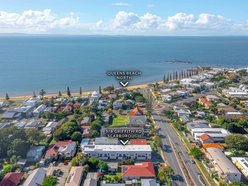 SLEEK TOWNHOUSE ON BEACH DOORSTEP!