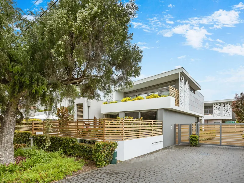 Modern and spacious ground floor apartment set in a leafy green picturesque street