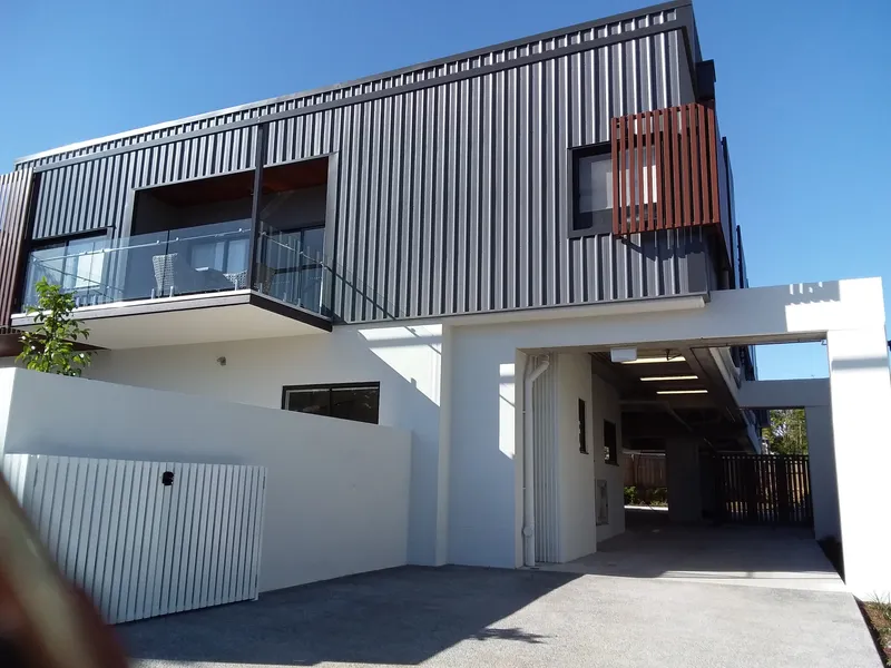 3 BEDROOM + 3 BATHROOM FURNISHED APARTMENT AVAILABLE NOW - All bills included 