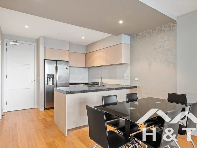 Premier Residence with Great Views, Short Walk to Queen Victoria Market, The University of Melbourne and RMIT