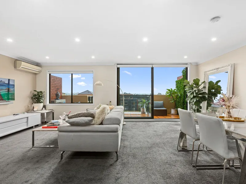 Impressive top floor, dual-level apartment