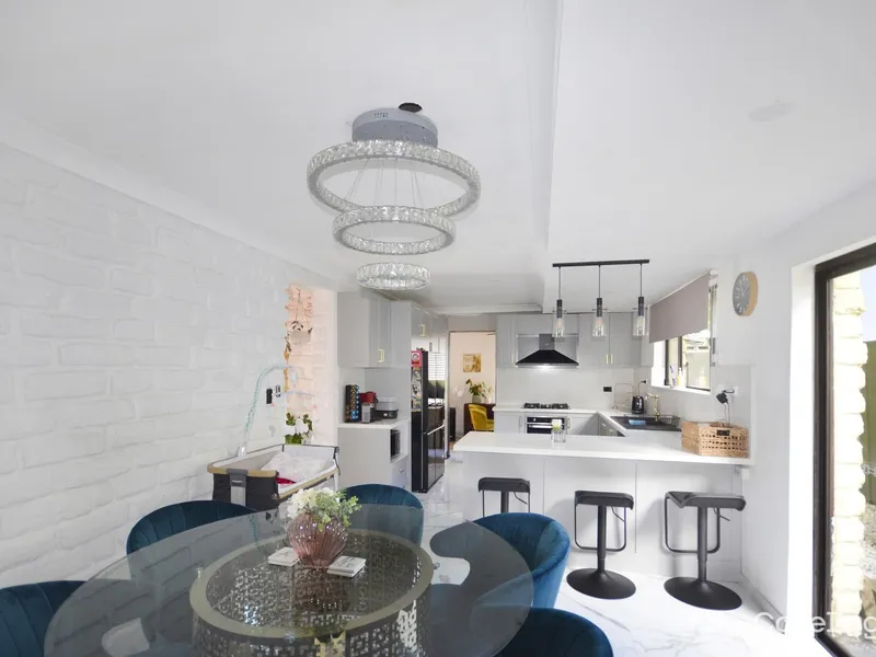 $900 per week, large family home + pool