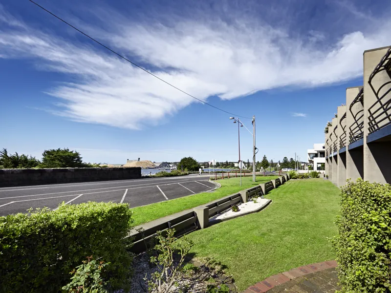 CBD APARTMENT WITH SEA VIEWS AND RETURNS