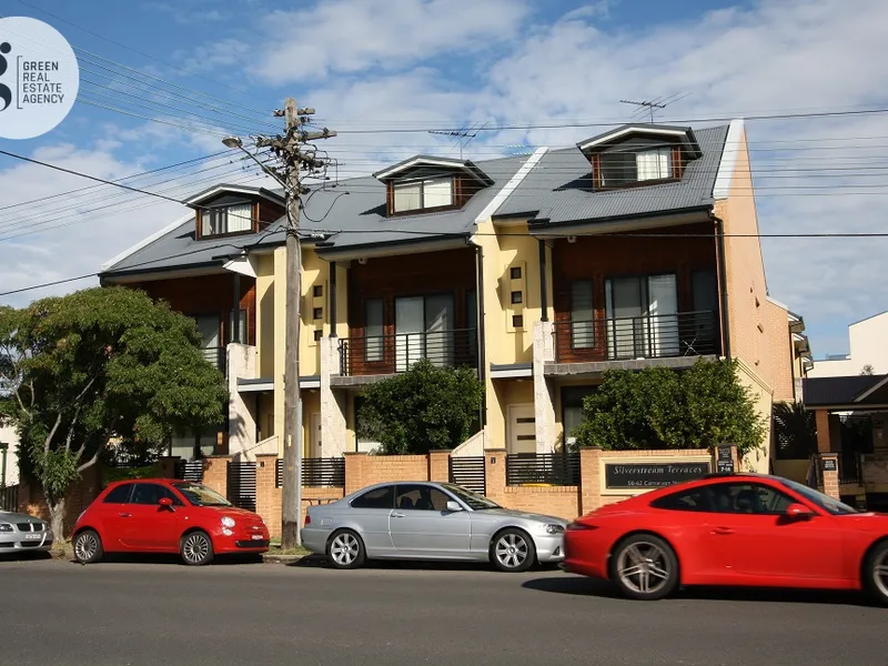 Modern Three Bedroom Townhouse!