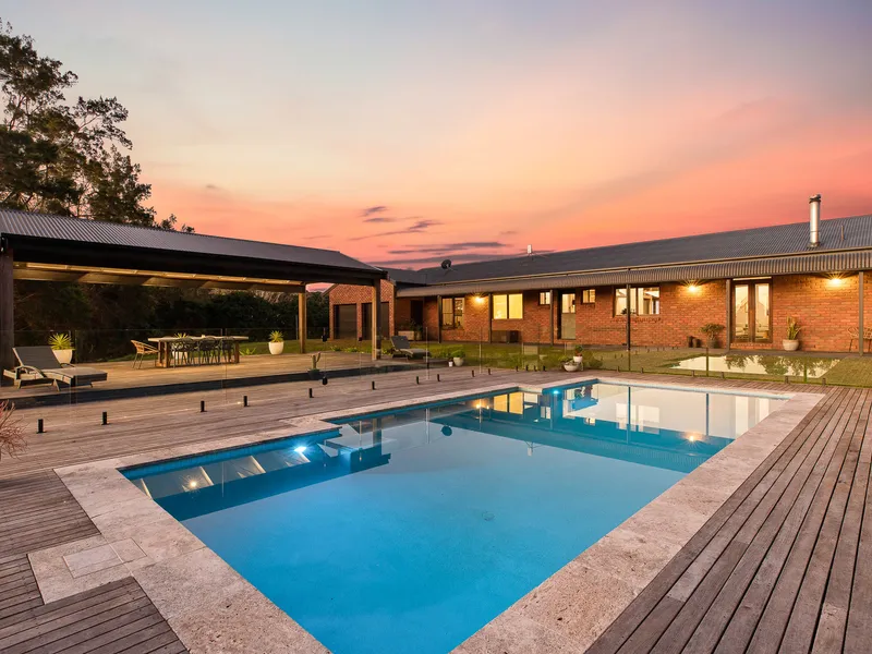 Elevated 3.9 Acre Family Retreat walking distance to Federal Village