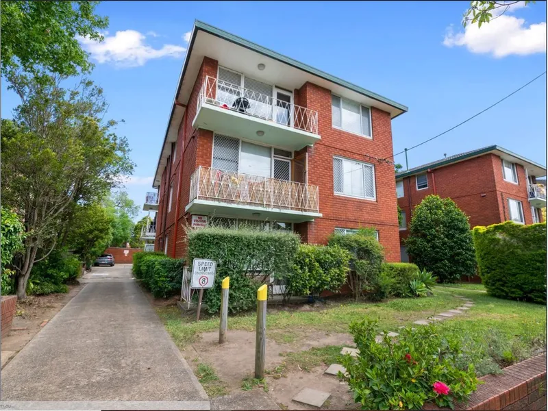 Recently Renovated 2 Bedroom Apartment Located In The Heart Of Ashfield