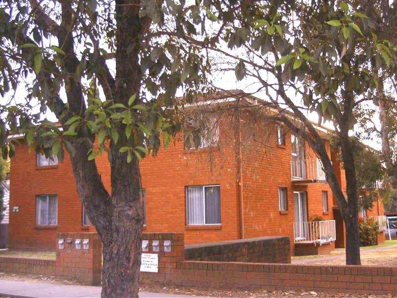 Freshly Painted Ground Floor Apartment